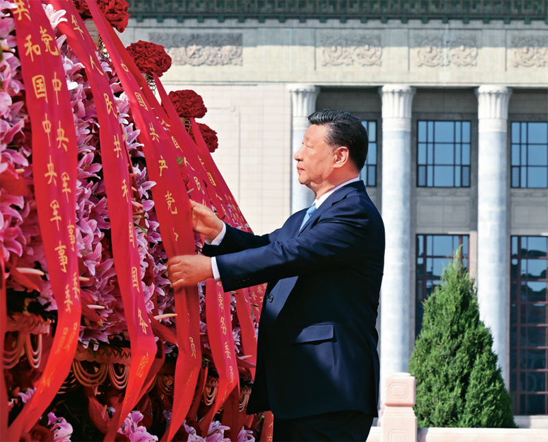 2025年9月30日上午，党和国家领导人习近平、李强、赵乐际、王沪宁、蔡奇、丁薛祥、李希、韩正等来到北京天安门广场，出席烈士纪念日向人民英雄敬献花篮仪式。这是习近平整理花篮上的缎带。 新华社记者 李响/摄